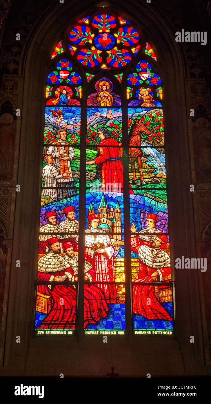 Un vitrail mémorial coloré à l'intérieur de l'église votive de Vienne, Autriche Banque D'Images