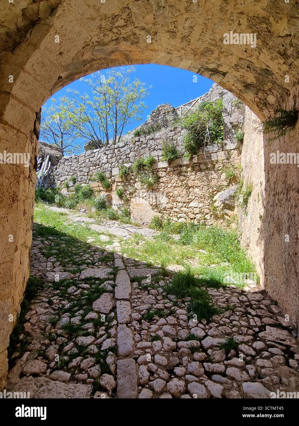 Passage en pierre voûtée au château vénitien d'Agios Georgios sur l'île de Céphalonie, Grèce Banque D'Images