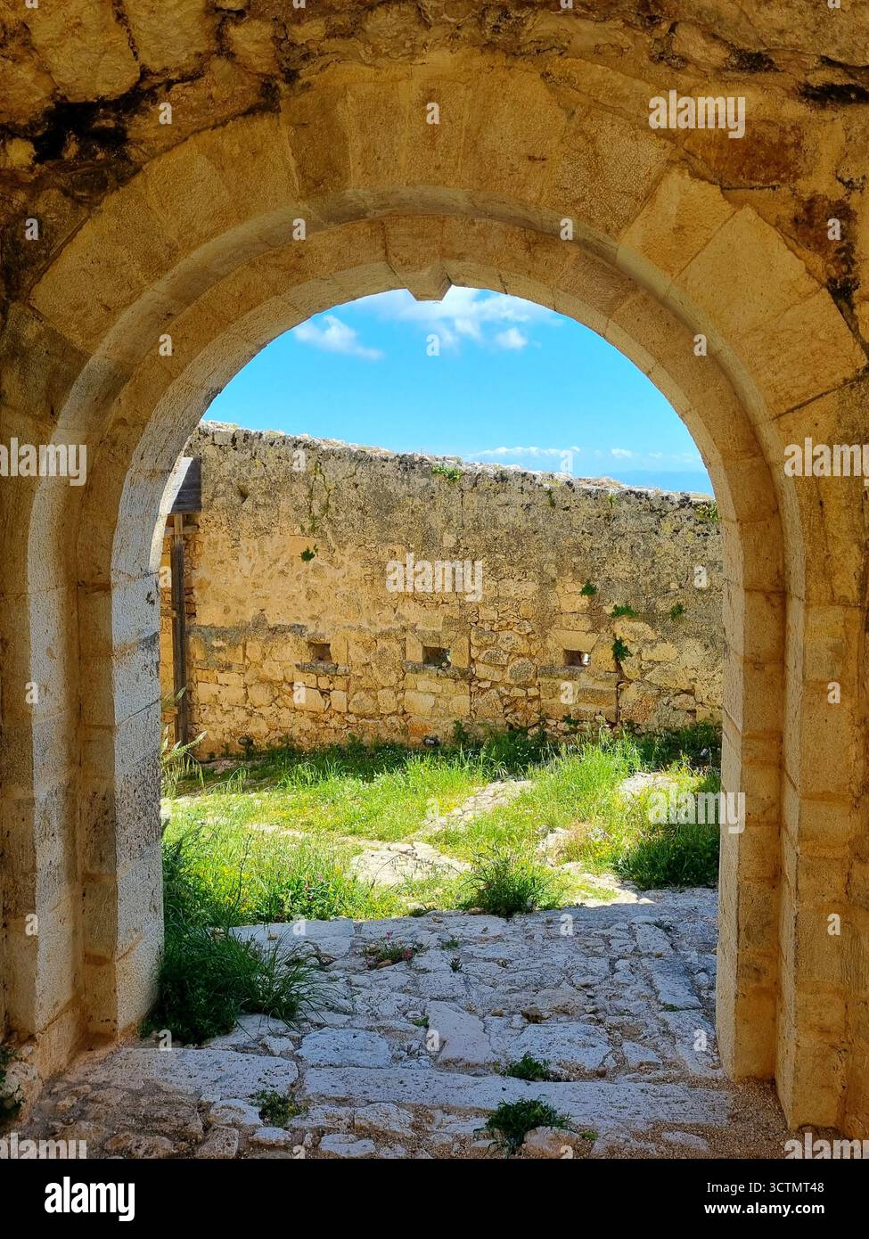 La porte voûtée de l'ancien château d'Agios Georgios sur Céphalonie, Grèce Banque D'Images