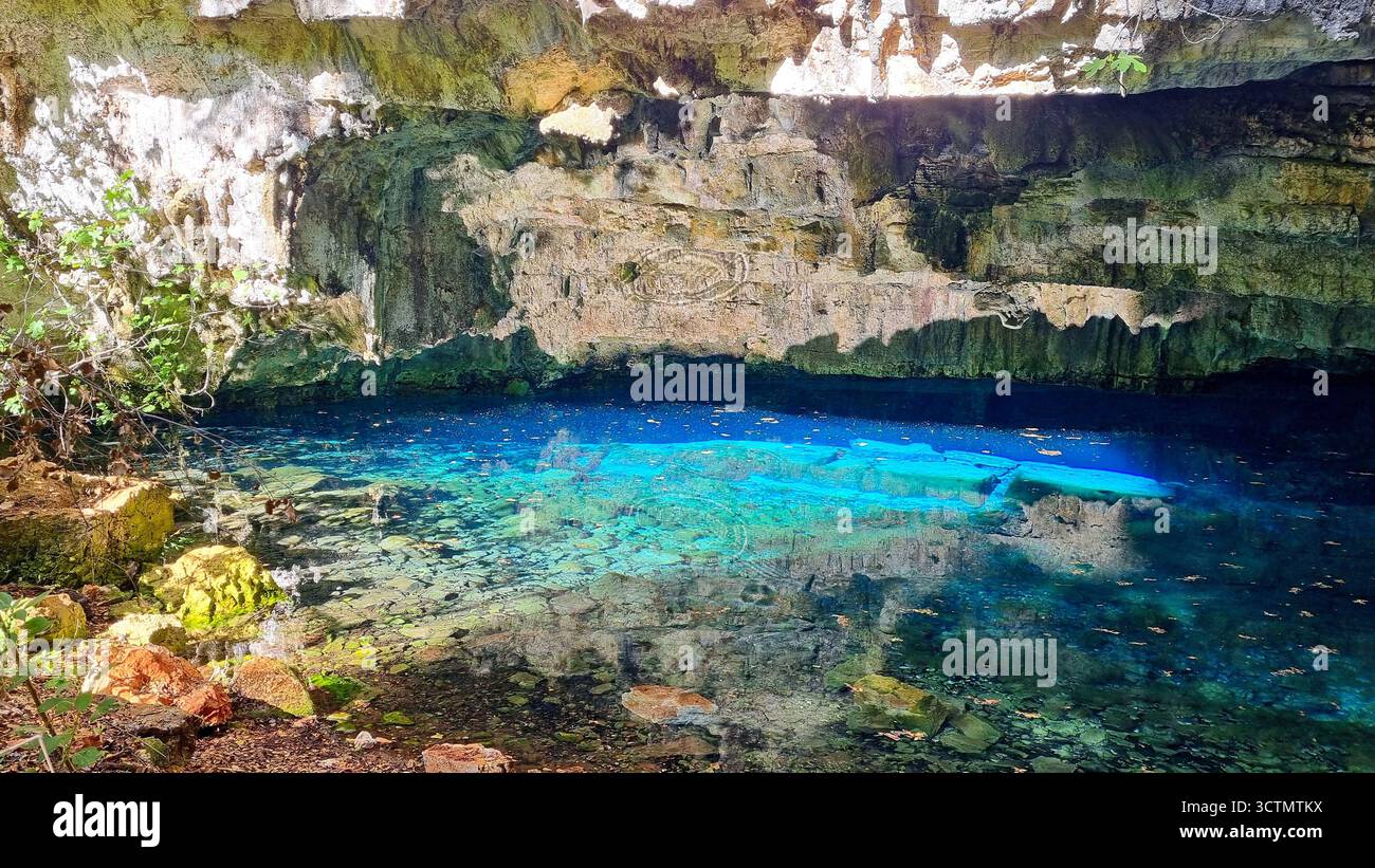 Lac pittoresque dans la grotte bleue karstique de Zervati à Céphalonie, Grèce Banque D'Images