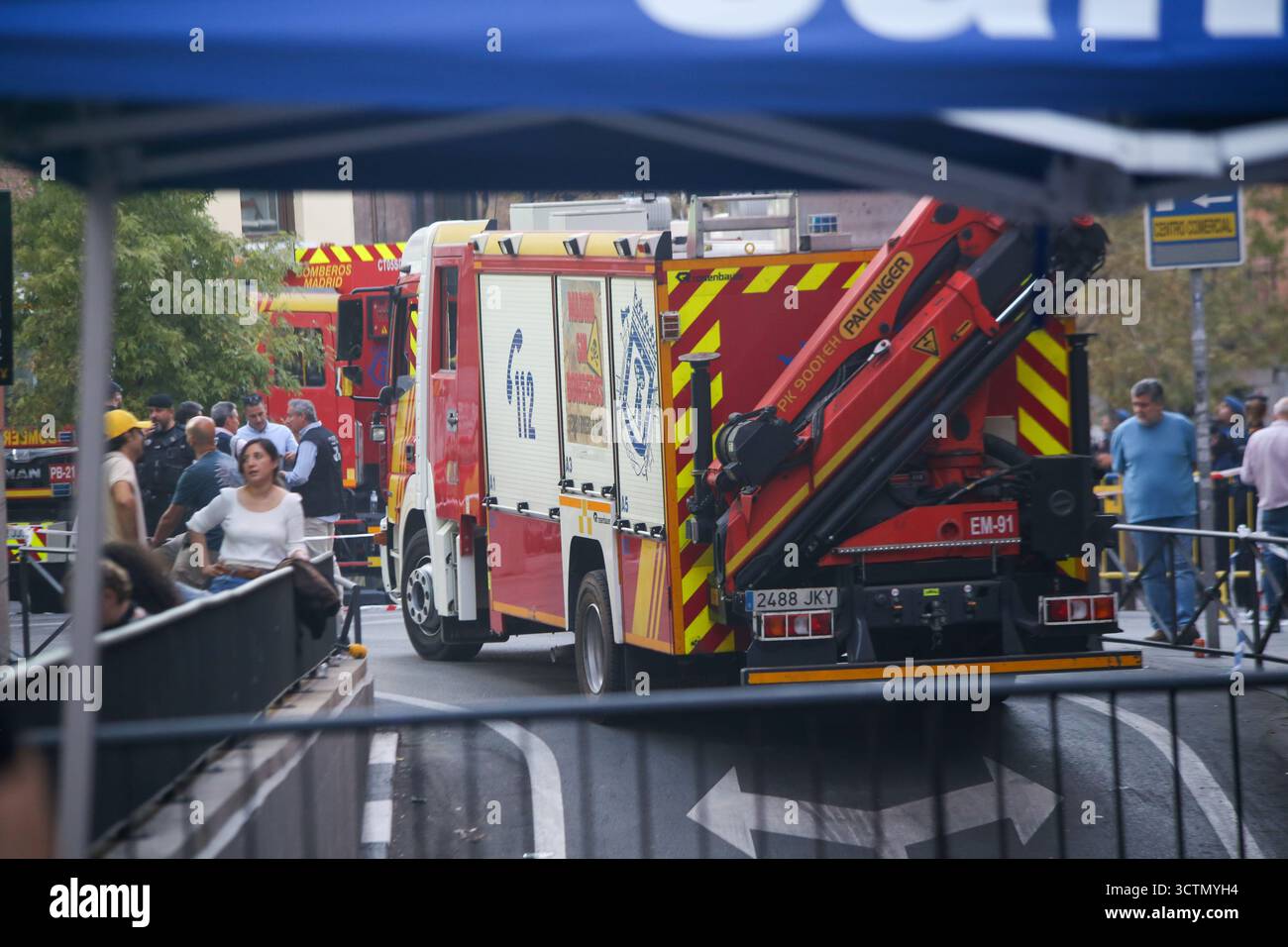 Madrid, Espagne, le 7 octobre 2025 : un camion de pompiers se trouve dans la région lors de l'effondrement partiel d'un bâtiment dans le quartier de l'Opéra, le 7 octobre 2025, à Madrid, en Espagne. Crédit : Alberto Brevers / Alamy Live News Banque D'Images