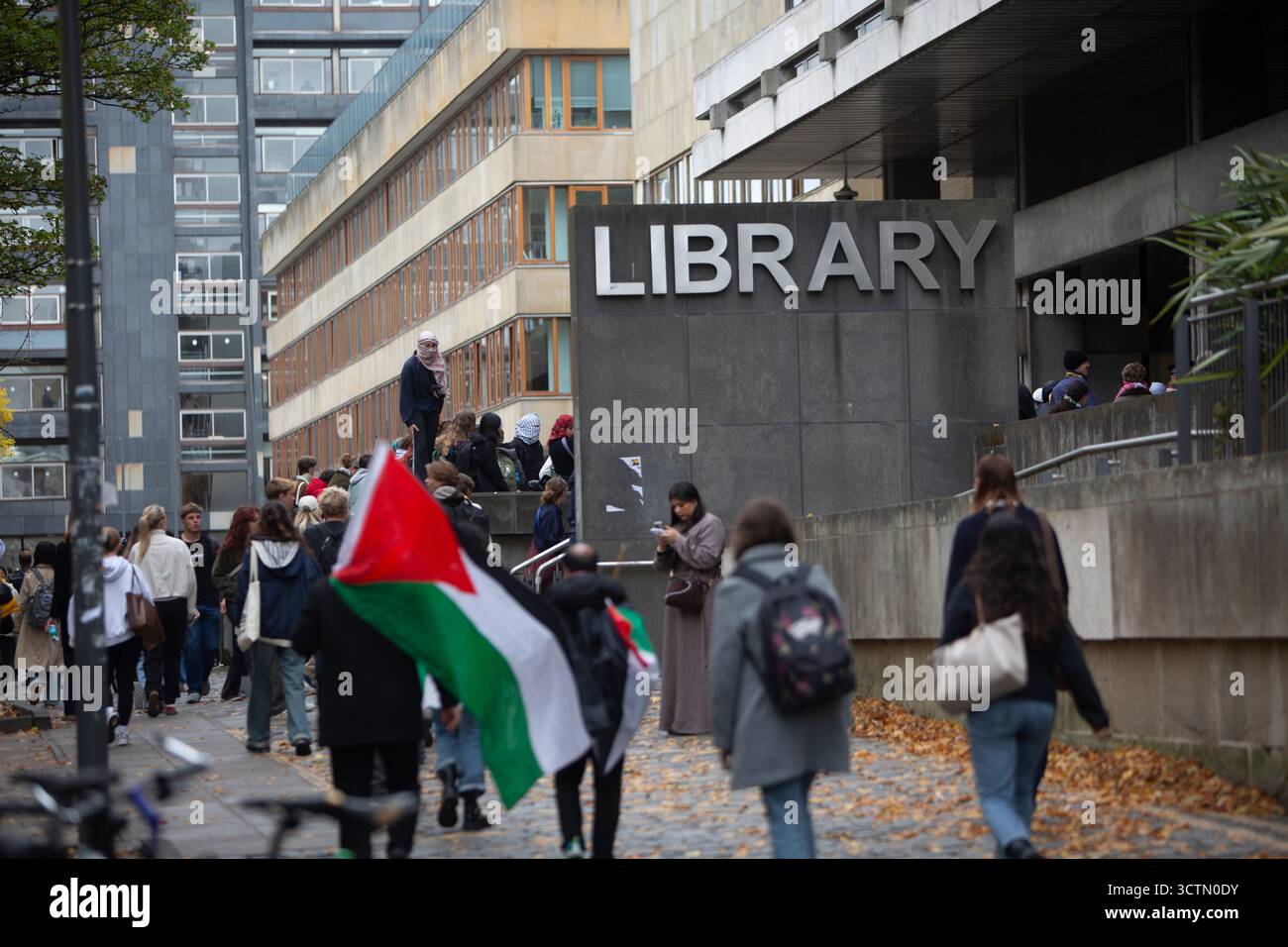 Édimbourg, Écosse, Royaume-Uni. 7 octobre 2025. Le rassemblement Pro Palestine a lieu devant la Bibliothèque Université d'Édimbourg le 7 octobre. Aujourd'hui marque l'anniversaire de l'attaque du Hamas. Crédit photos : Pako Mera/Alamy Live News Banque D'Images