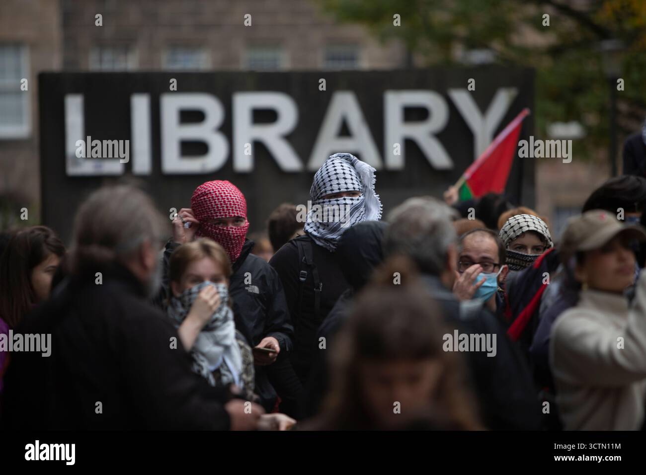 Édimbourg, Écosse, Royaume-Uni. 7 octobre 2025. Le rassemblement Pro Palestine a lieu devant la Bibliothèque Université d'Édimbourg le 7 octobre. Aujourd'hui marque l'anniversaire de l'attaque du Hamas. Crédit photos : Pako Mera/Alamy Live News Banque D'Images