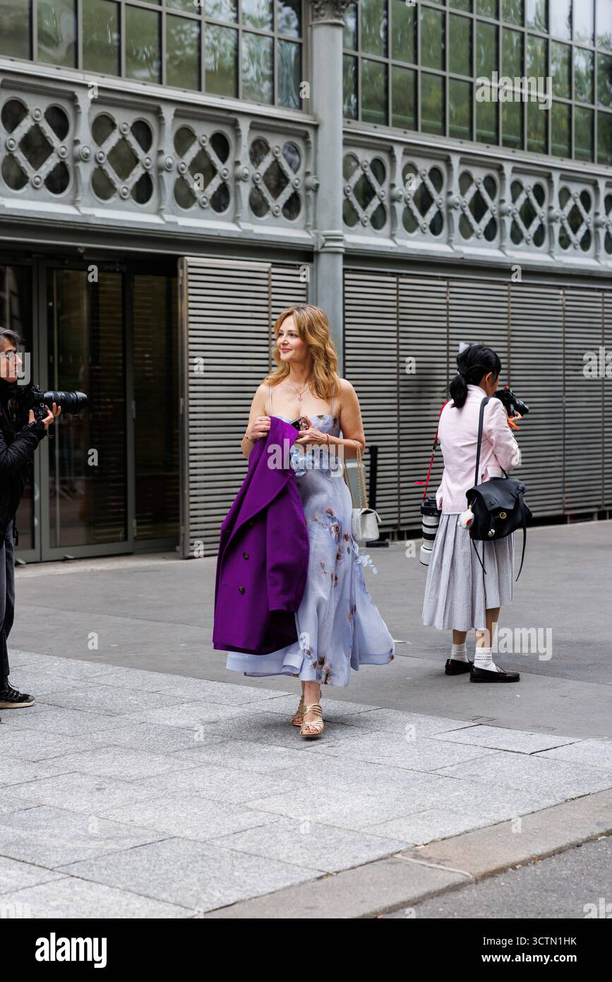 Paris, France. 6 octobre 2025. Une invitée à l'extérieur du salon Zimmerman Womenswear printemps/été 2026 dans le cadre de la Fashion week de Paris le 6 octobre 2025 à Paris, France. Crédit : Jordan Chapman pour Jordan Taylor C Photography/Alamy Live News Banque D'Images