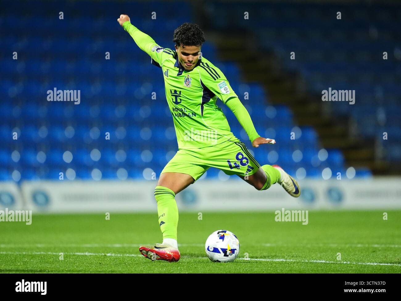 Fulham's Jayden Quashie lors du vertu Trophy Southern Group G match à Adams Park, High Wycombe. Date de la photo : mardi 7 octobre 2025. Banque D'Images