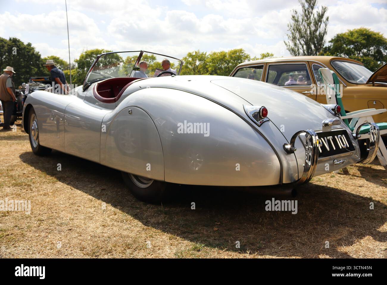 Les courbes et les lignes de carrosserie d'une voiture de sport Jaguar XK120 dans un état impeccable restauré exposé lors d'un salon de voitures anciennes. Banque D'Images