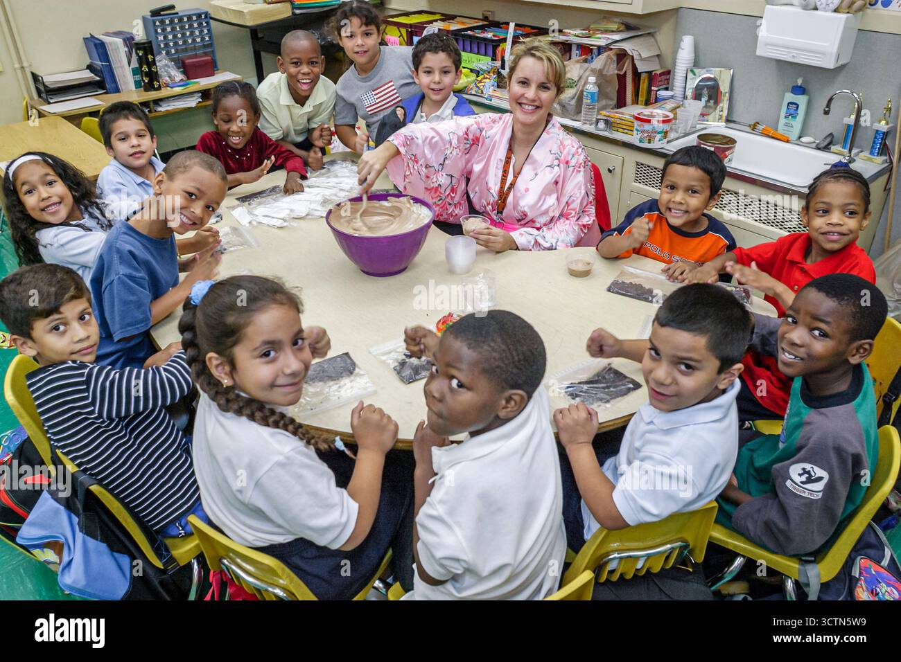 Miami Florida,Overtown,Frederick Douglass Elementary,enseignants,robe,tenue,costume littéraire,lecture,éducation,personnage fictif,lecture,Stud étudiant Banque D'Images