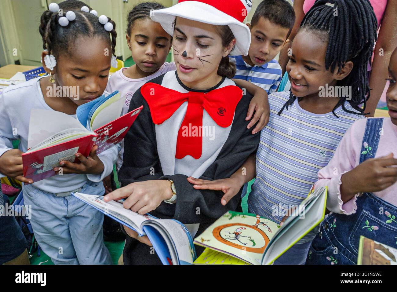 Miami Florida,Overtown,Frederick Douglass Elementary,enseignants,robe,tenue,costume littéraire,lecture,éducation,personnage fictif,lecture,Stud étudiant Banque D'Images