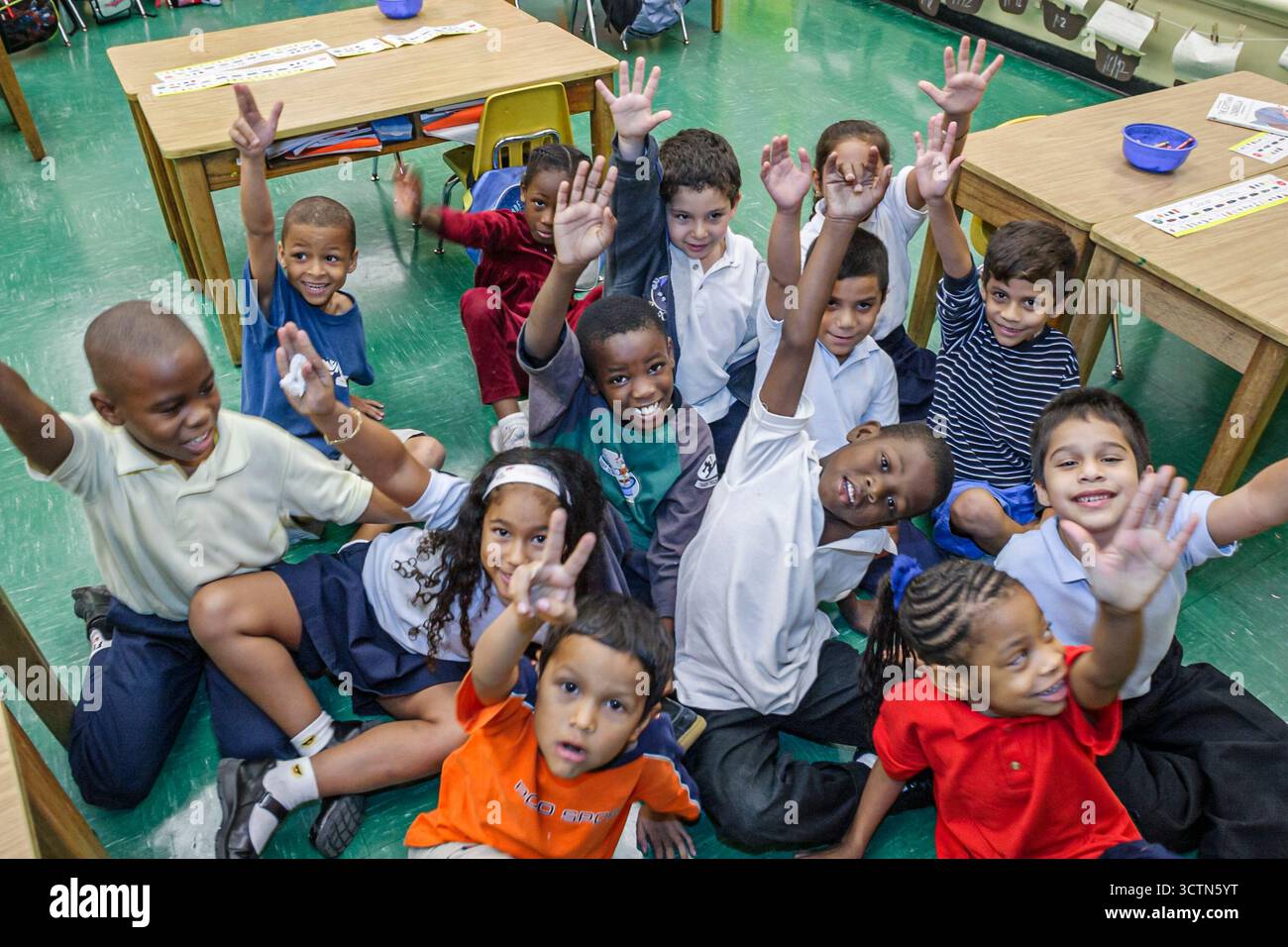 Miami Florida,Overtown,Frederick Douglass Elementary,enseignants,robe,tenue,costume littéraire,lecture,éducation,personnage fictif,lecture,Stud étudiant Banque D'Images