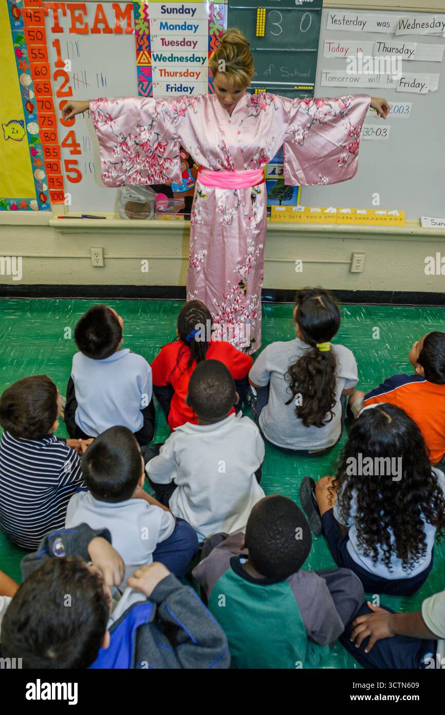 Miami Florida,Overtown,Frederick Douglass Elementary,enseignants,robe,tenue,costume littéraire,lecture,éducation,personnage fictif,lecture,Stud étudiant Banque D'Images