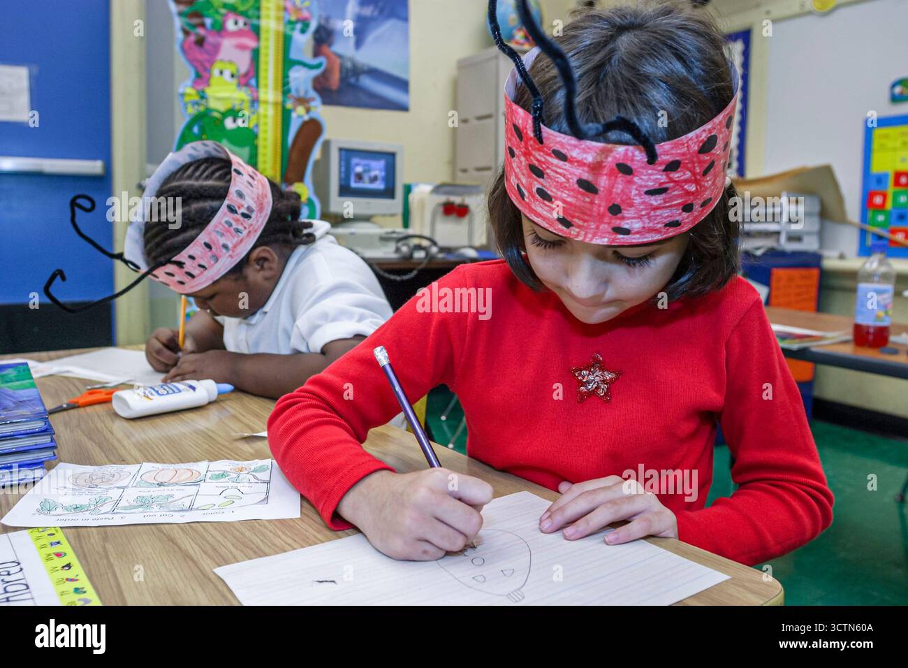 Miami Florida,Overtown,Frederick Douglass Elementary,enseignants,robe,tenue,costume littéraire,lecture,éducation,personnage fictif,lecture,Stud étudiant Banque D'Images