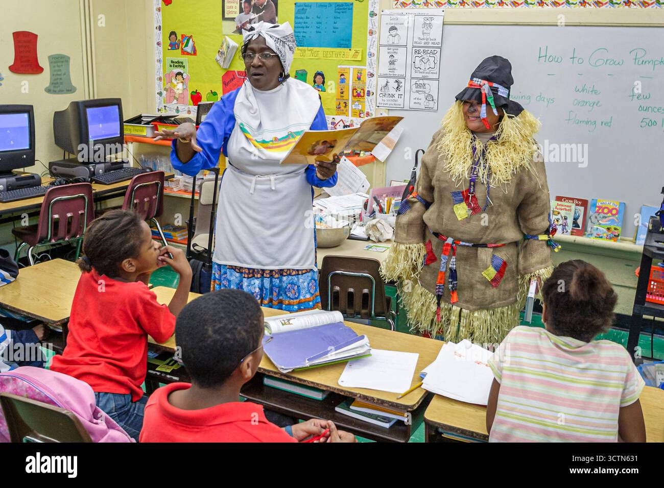 Miami Florida,Overtown,Frederick Douglass Elementary,enseignants,robe,tenue,costume littéraire,lecture,éducation,personnage fictif,lecture,Stud étudiant Banque D'Images
