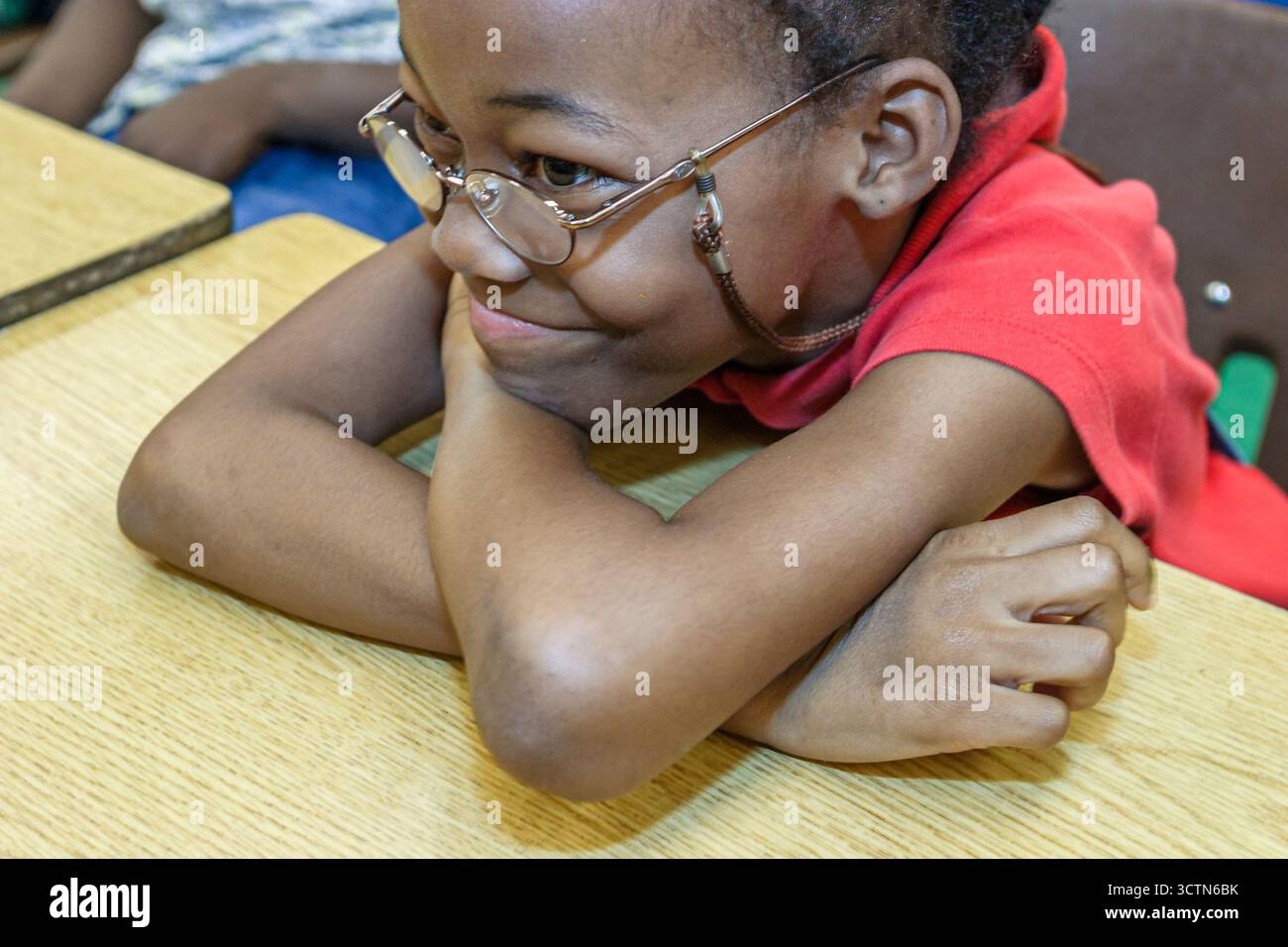 Miami Florida,Overtown,Frederick Douglass Elementary,enseignants,robe,tenue,costume littéraire,lecture,éducation,personnage fictif,lecture,Stud étudiant Banque D'Images