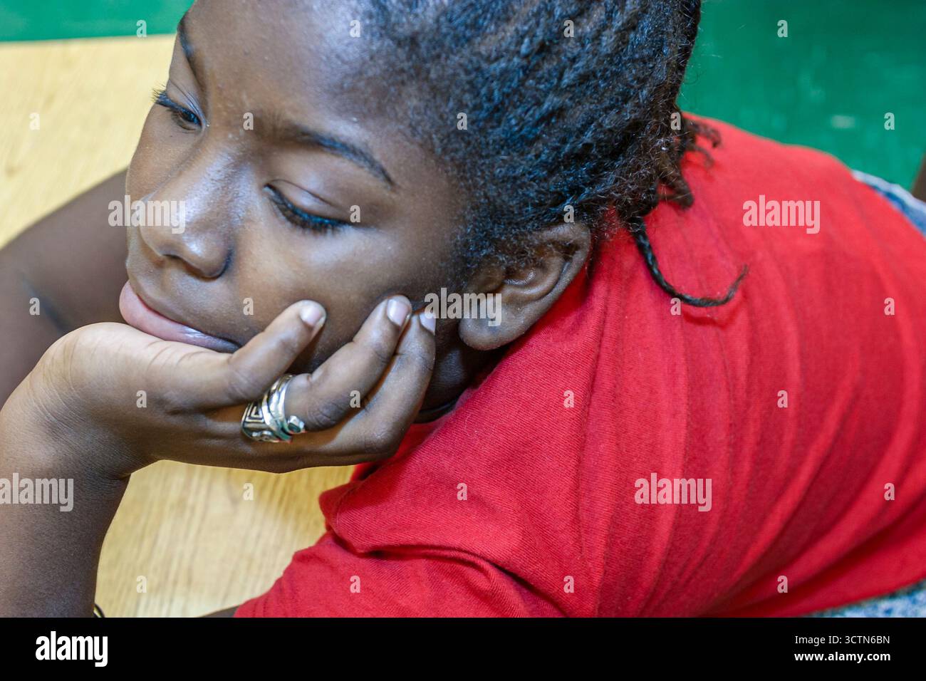 Miami Florida,Overtown,Frederick Douglass Elementary,enseignants,robe,tenue,costume littéraire,lecture,éducation,personnage fictif,lecture,Stud étudiant Banque D'Images