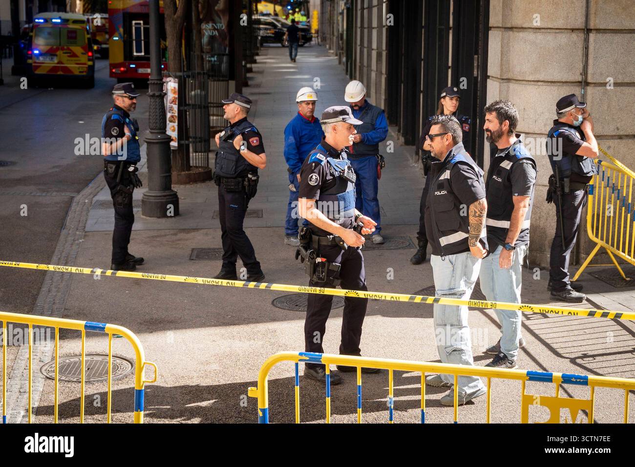 Effondrement d'un bâtiment à Madrid, Madrid, Espagne - 07 oct 2025 plusieurs policiers lors de l'effondrement d'un bâtiment à Madrid le 07 octobre 2025 à Madrid, Espagne. Crédit : Miguel Escavias/Alfa images Madrid Madrid Espagne Copyright : X x2025xMiguelxEscavias/AlfaxImagesx Banque D'Images