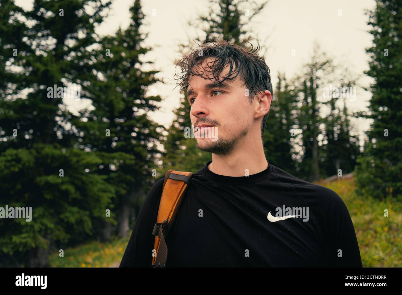 Aventurier en forêt, passionné de plein air Banque D'Images