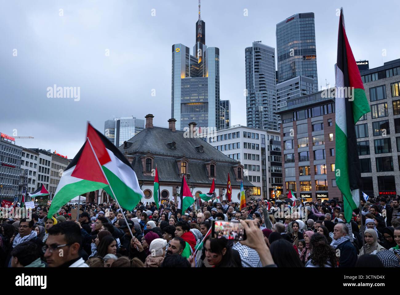 Nahostkonflikt - Pro-Palästina Kundgebung in Frankfurt am main Rund 1,500 Menschen beteiligen sich AM 07. Oktober 2025 in Frankfurt am Mainan auf der Hauptwache an einer Pro-Palästina-Demonstration. Die Kundgebung wird von einem massiven Polizeiaufgebot begleitet. VOR genau zwei Jahren, AM 07. Oktober 2023, tötete die Terrormiliz Hamas BEI einem Angriff auf Israel mehr als 1,100 Menschen. Seit der anschließenden intervention Israels im Gazastreifen kommt es deutschlandweit immer wieder zu pro-palästinänsischen Demonstrationen. 48 israelisches Geiseln befinden sich noch immer à Gefangenschaft Banque D'Images