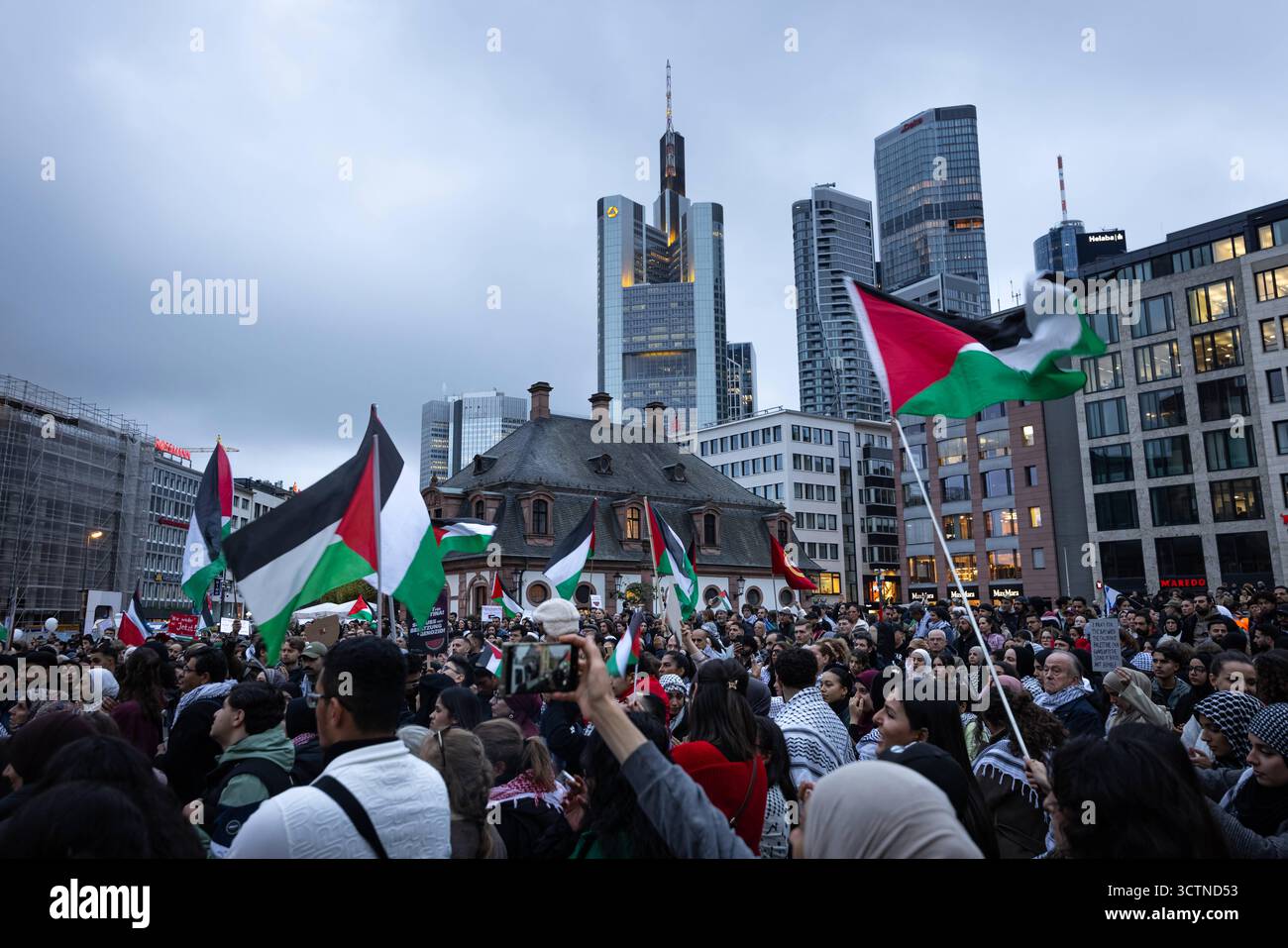 Nahostkonflikt - Pro-Palästina Kundgebung in Frankfurt am main Rund 1,500 Menschen beteiligen sich AM 07. Oktober 2025 in Frankfurt am Mainan auf der Hauptwache an einer Pro-Palästina-Demonstration. Die Kundgebung wird von einem massiven Polizeiaufgebot begleitet. VOR genau zwei Jahren, AM 07. Oktober 2023, tötete die Terrormiliz Hamas BEI einem Angriff auf Israel mehr als 1,100 Menschen. Seit der anschließenden intervention Israels im Gazastreifen kommt es deutschlandweit immer wieder zu pro-palästinänsischen Demonstrationen. 48 israelisches Geiseln befinden sich noch immer à Gefangenschaft Banque D'Images