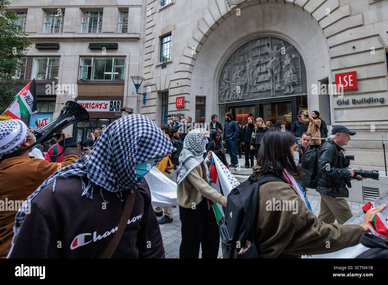 Londres, Royaume-Uni. 7 octobre 2025. Les étudiants de l'université londonienne passent devant la London School of Economics (LSE) lors d'une « Marche inter-universitaire » pour marquer ce qu'ils ont décrit comme le « deuxième anniversaire du début du génocide à Gaza ». Des étudiants de plusieurs universités londoniennes ont assisté à la marche. Crédit : Mark Kerrison/Alamy Live News Banque D'Images