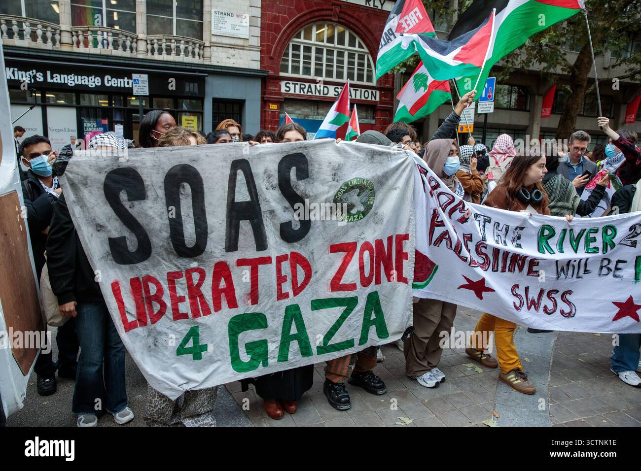 Londres, Royaume-Uni. 7 octobre 2025. Les étudiants des universités londoniennes assistent à une « Marche inter-universitaire » pour marquer ce qu'ils ont décrit comme le « deuxième anniversaire du début du génocide à Gaza ». Des étudiants de plusieurs universités londoniennes ont assisté à la marche. Crédit : Mark Kerrison/Alamy Live News Banque D'Images