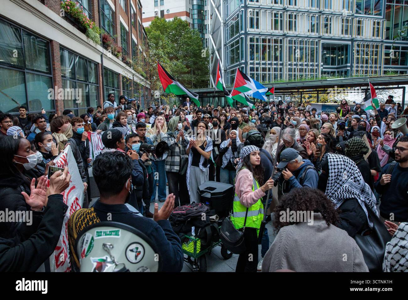 Londres, Royaume-Uni. 7 octobre 2025. Les étudiants des universités londoniennes se rassemblent devant la London School of Economics (LSE) lors d'une « Marche inter-universitaire » pour marquer ce qu'ils ont décrit comme le « deuxième anniversaire du début du génocide à Gaza ». Des étudiants de plusieurs universités londoniennes ont assisté à la marche. Crédit : Mark Kerrison/Alamy Live News Banque D'Images