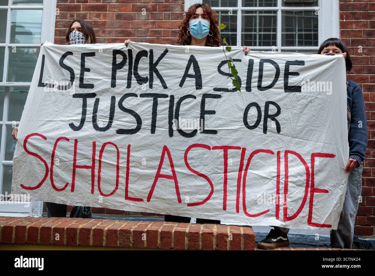 Londres, Royaume-Uni. 7 octobre 2025. Les étudiants de l'université de Londres tiennent une bannière devant la London School of Economics (LSE) lors d'une « Marche inter-universitaire » pour marquer ce qu'ils ont décrit comme le « deuxième anniversaire du début du génocide à Gaza ». Des étudiants de plusieurs universités londoniennes ont assisté à la marche. Crédit : Mark Kerrison/Alamy Live News Banque D'Images