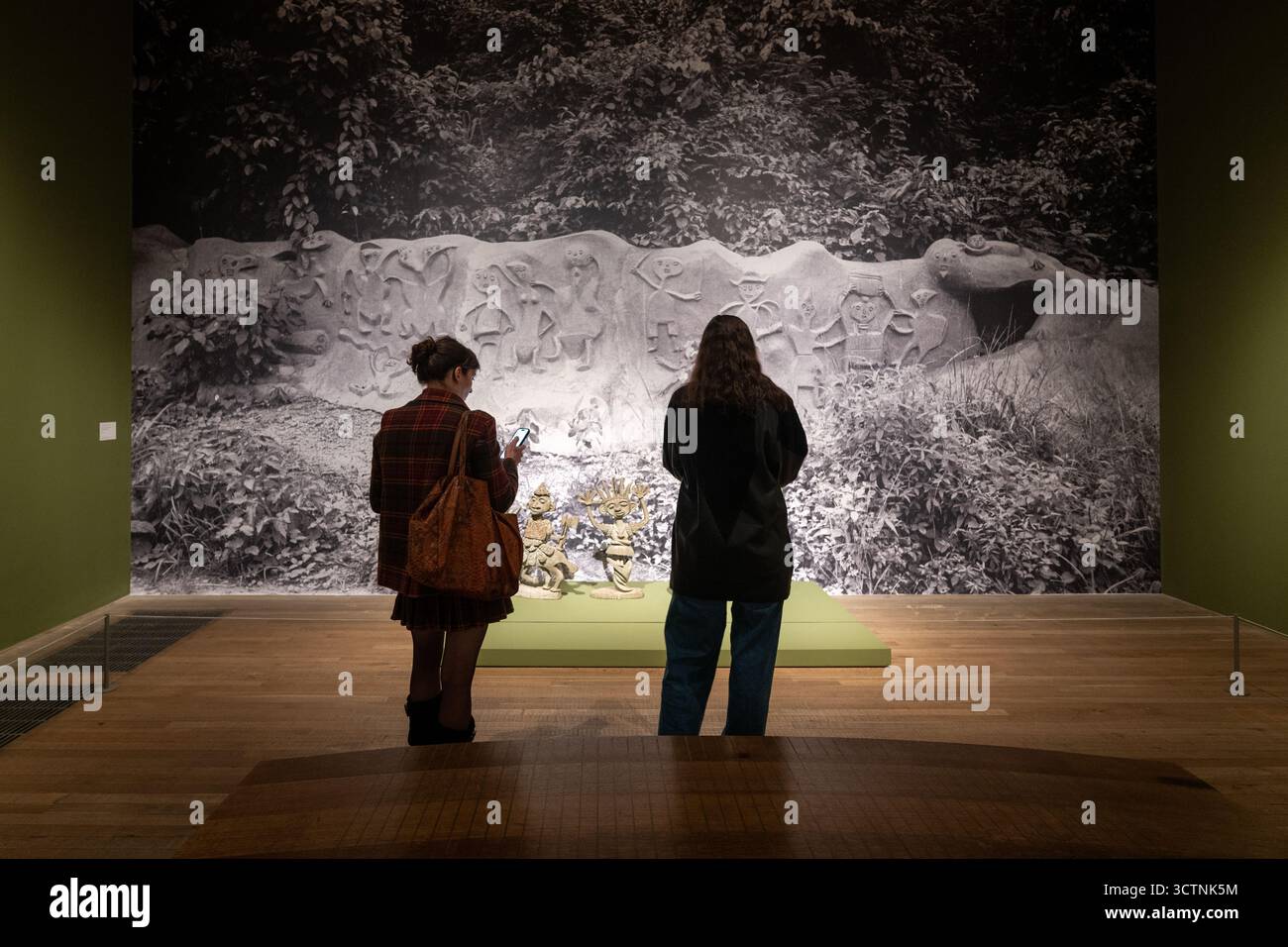 Londres, Royaume-Uni, 7 octobre 2025, le modernisme nigérian célèbre les réalisations des artistes nigérians travaillant avant et après la décennie de l'indépendance nationale de la domination coloniale britannique en 1960. Le modernisme nigérian raconte l’histoire des réseaux artistiques qui ont traversé Zaria, Ibadan, Lagos et Enugu, ainsi que Londres, Munich et Paris. Andrew Lalchan Photography/Alamy Live News Banque D'Images