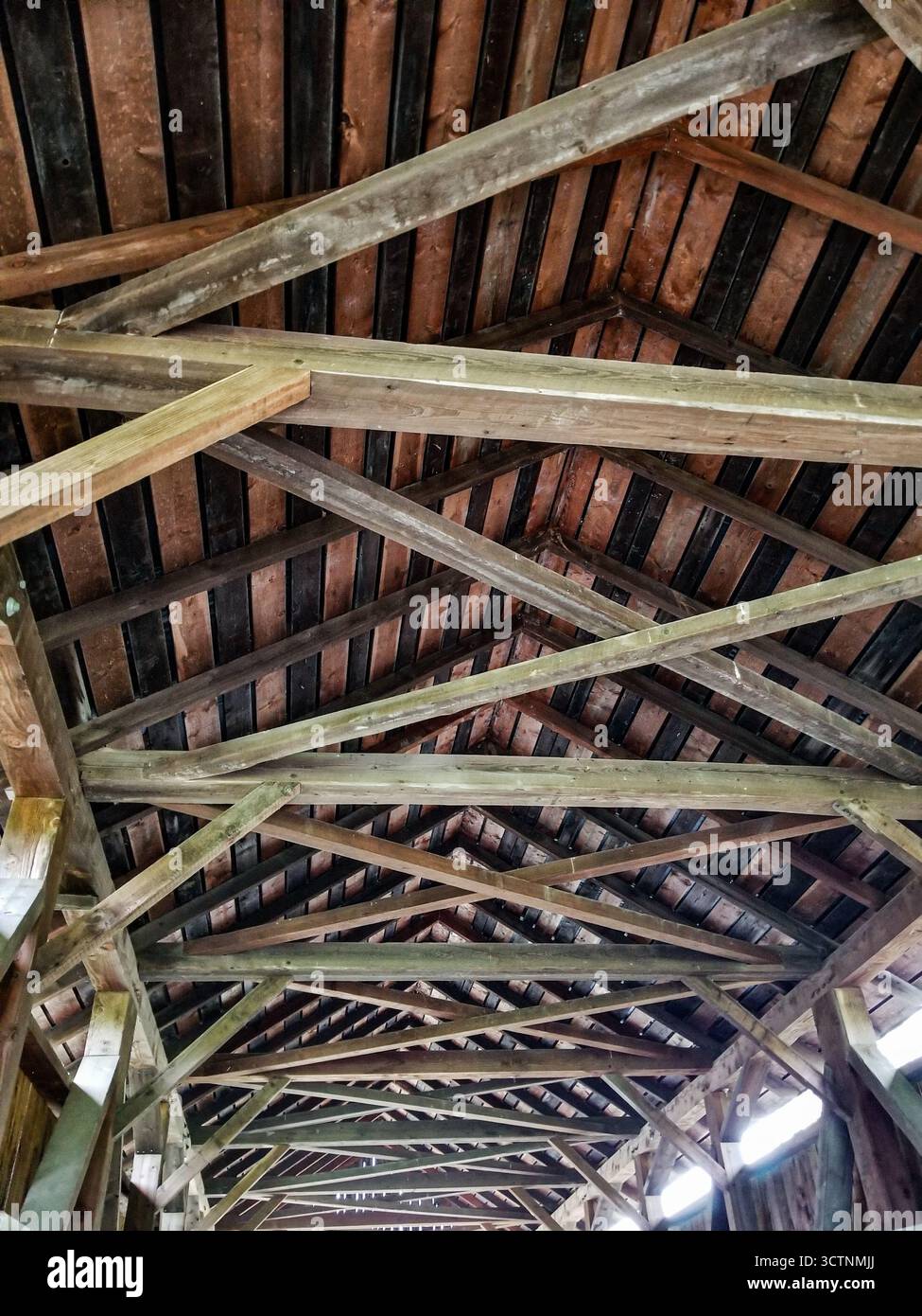 Les poutres en bois et la construction en treillis du toit d'un vieux pont couvert. Banque D'Images