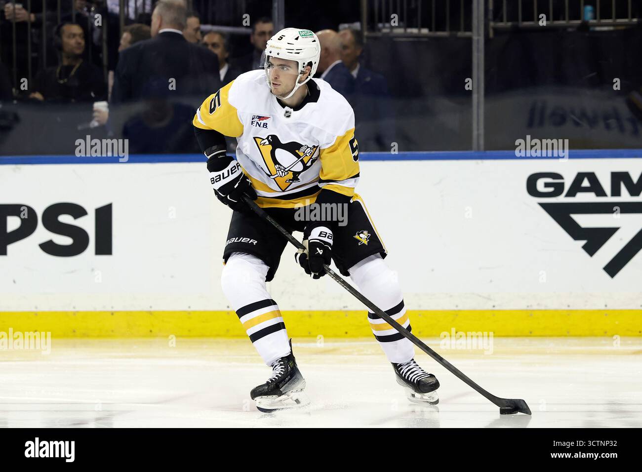 Pittsburgh Penguins defenseman Ryan Shea (5) skates with the puck in the second period of an NHL hockey game against the New York Rangers, Tuesday, Oct. 7, 2025, in New York. (AP Photo/Adam Hunger) Banque D'Images