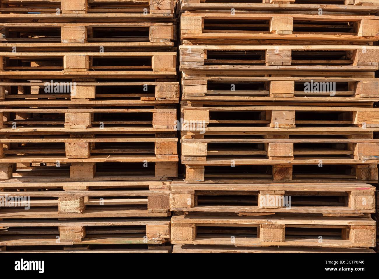 Palettes en bois empilées dans le stockage. Palettes en bois, mettant en valeur leur structure et leur texture. Cette image met en évidence l'aspect pratique des palettes dans le stockage Banque D'Images