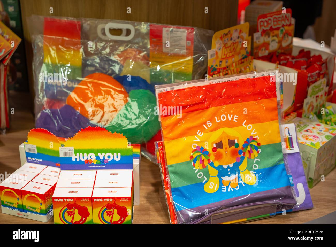 Bangkok, Thaïlande. 05 octobre 2025. Une variété de produits LGBTQ Friendly sont exposés dans un magasin Pop Mart au Siam Center. Le magasin a ouvert ses portes le 17 juillet 2025. Crédit : SOPA images Limited/Alamy Live News Banque D'Images