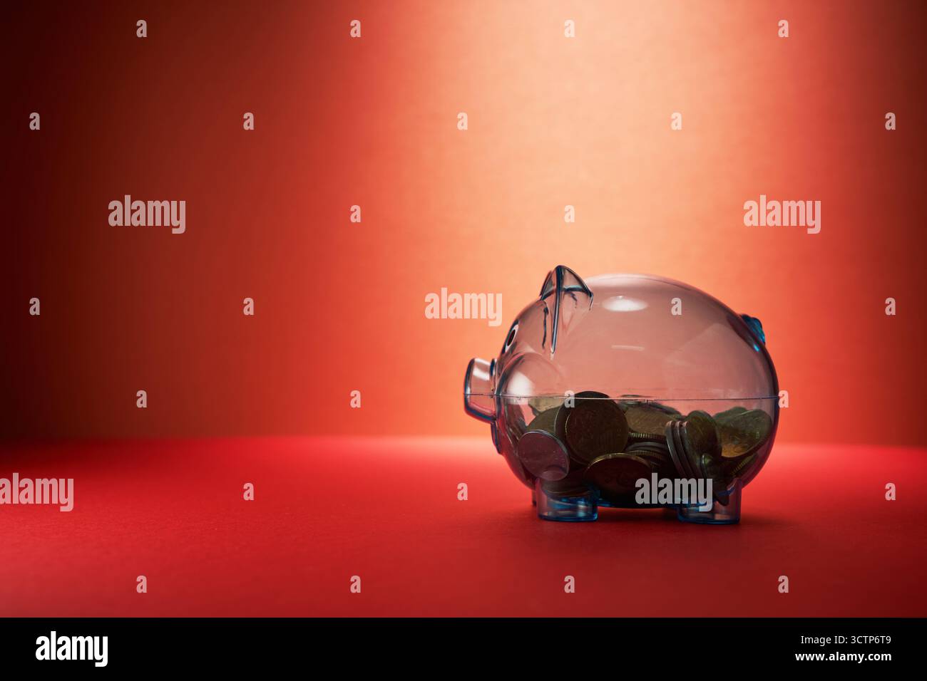 transparent see through tirelire remplie de pièces de monnaie. Banque D'Images