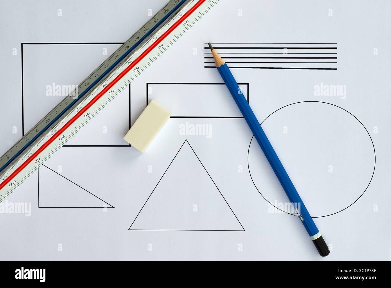Une mise à plat de formes géométriques de base (carré, cercle, triangle) dessinées sur du papier blanc avec une règle graduée, un crayon et une gomme. Un concept pour Foundationa Banque D'Images