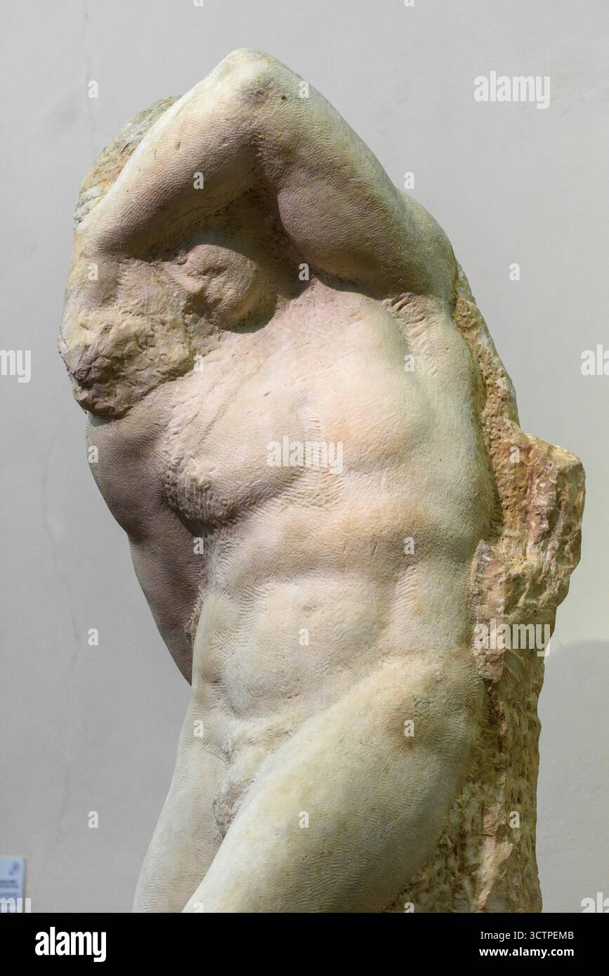 Florence. Italie. Jeune esclave (env. 1530-1534), par Michelangelo Buonarroti, un des « prisonniers » ou « esclaves », une série de sculptures inachevées pour th Banque D'Images