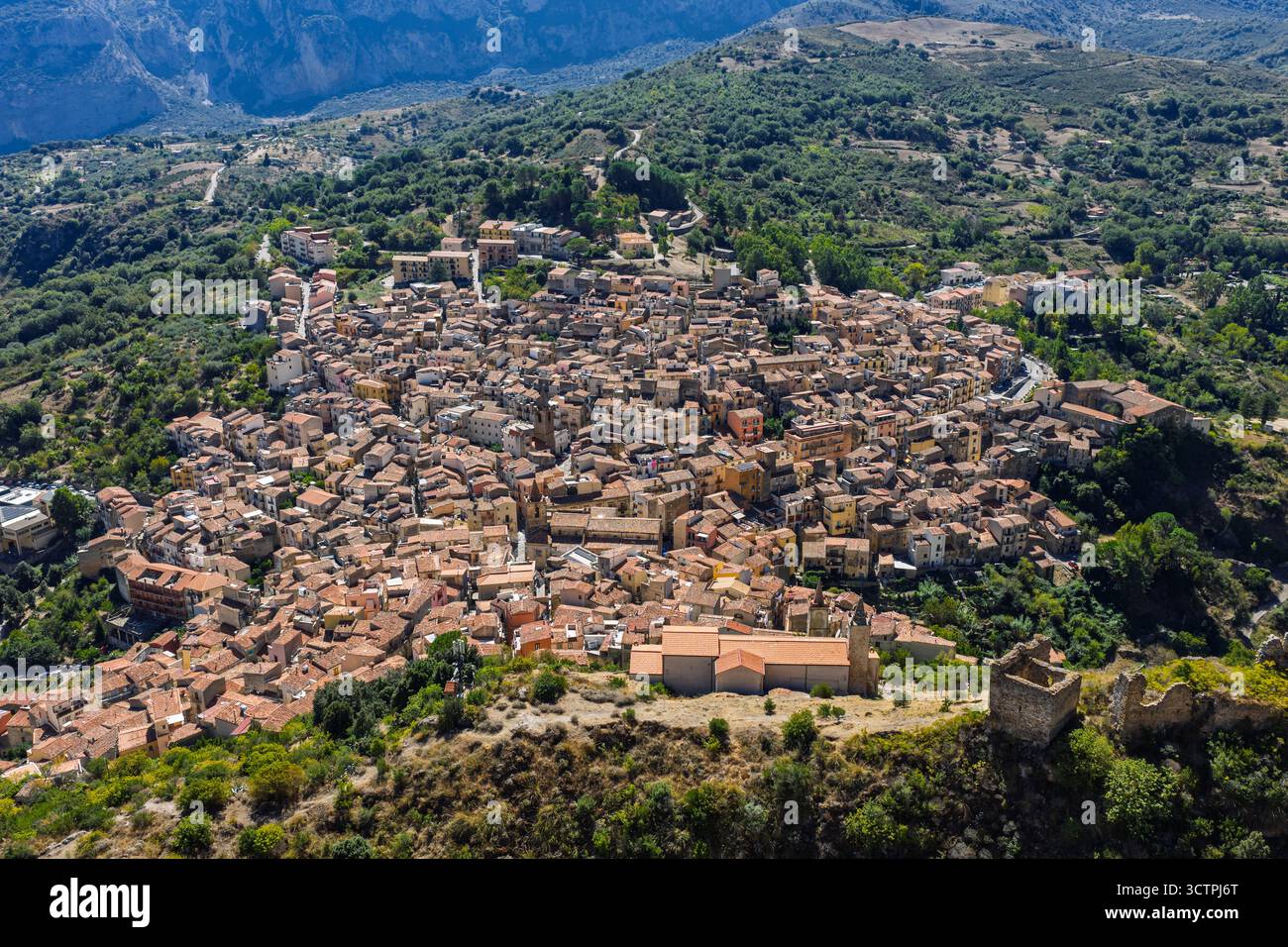 Vue aérienne drone du village historique de montagne sicilien Isnello avec des bâtiments traditionnels en pierre et une architecture ancienne en été Madonie Natural Park S. Banque D'Images