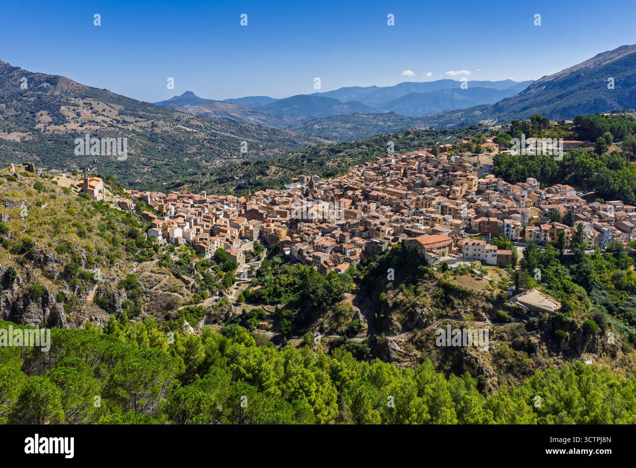 Vue aérienne drone du village historique de montagne sicilien Isnello avec des bâtiments traditionnels en pierre et une architecture ancienne en été Madonie Natural Park S. Banque D'Images