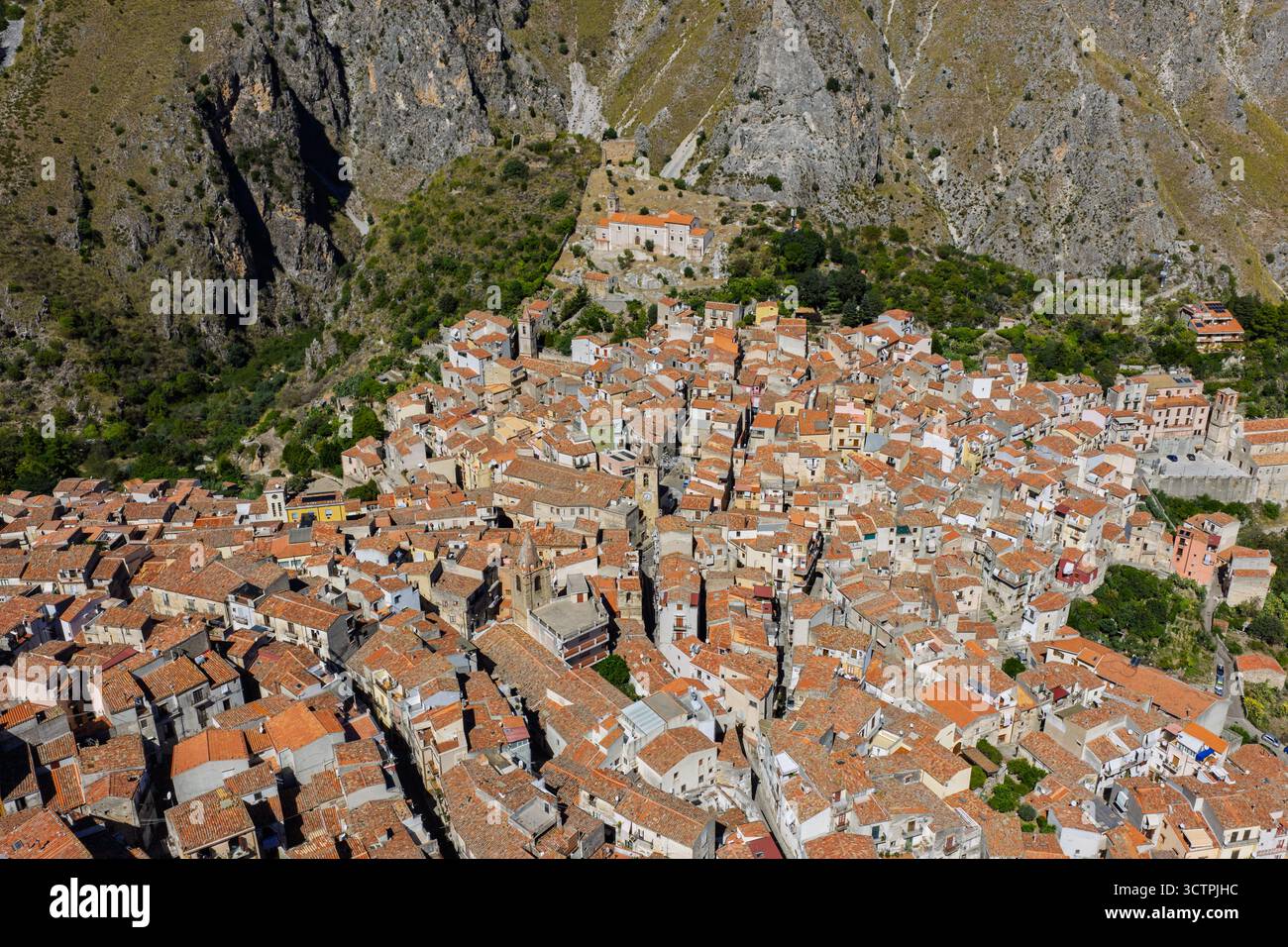 Vue aérienne drone du village historique de montagne sicilien Isnello avec des bâtiments traditionnels en pierre et une architecture ancienne en été Madonie Natural Park S. Banque D'Images