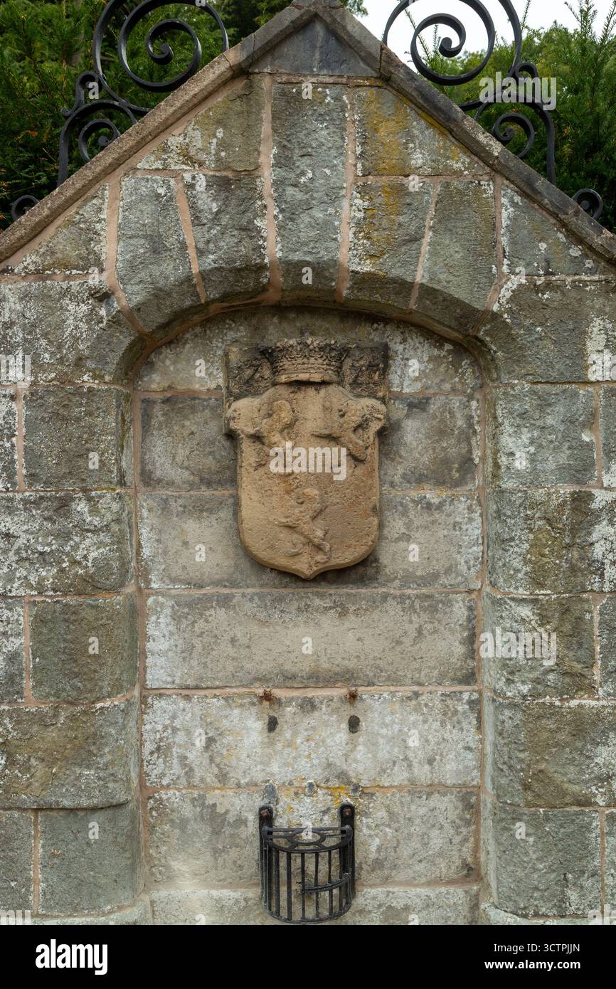 Le conduit il incorpore un bouclier de ashlar avec les bras Powis, daté de 1777, de la précédente tête de puits, Market Square, Montgomery, Powys Banque D'Images