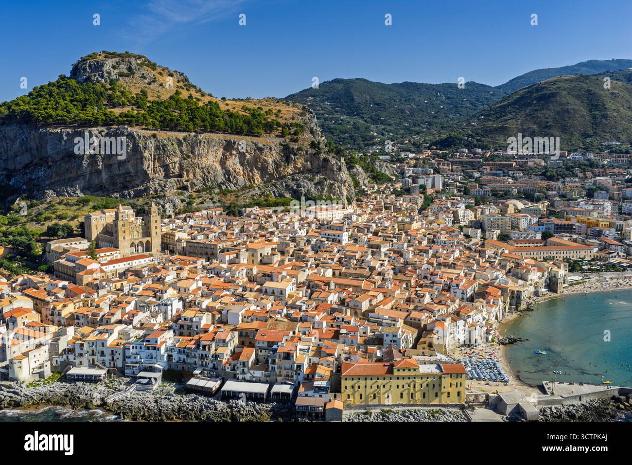 Vue aérienne drone de la vieille ville médiévale historique de Cefalu avec plage cathédrale et mer Tyrrhénienne turquoise en été sur la côte nord de l'île de Sicile Banque D'Images