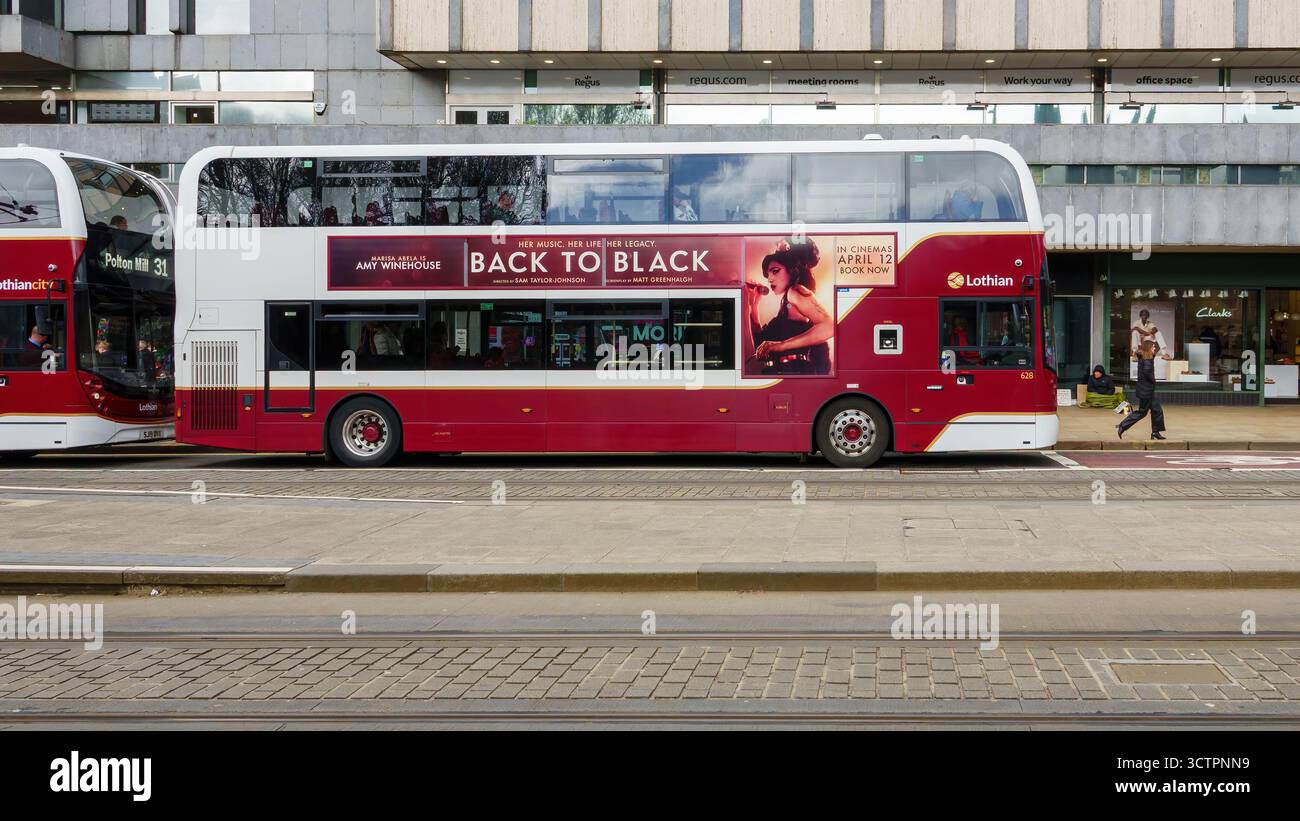 Bus Lothian buses sur Princes Street, Édimbourg, avec une publicité pour le biopic Back to Black d'Amy Winehouse. Banque D'Images