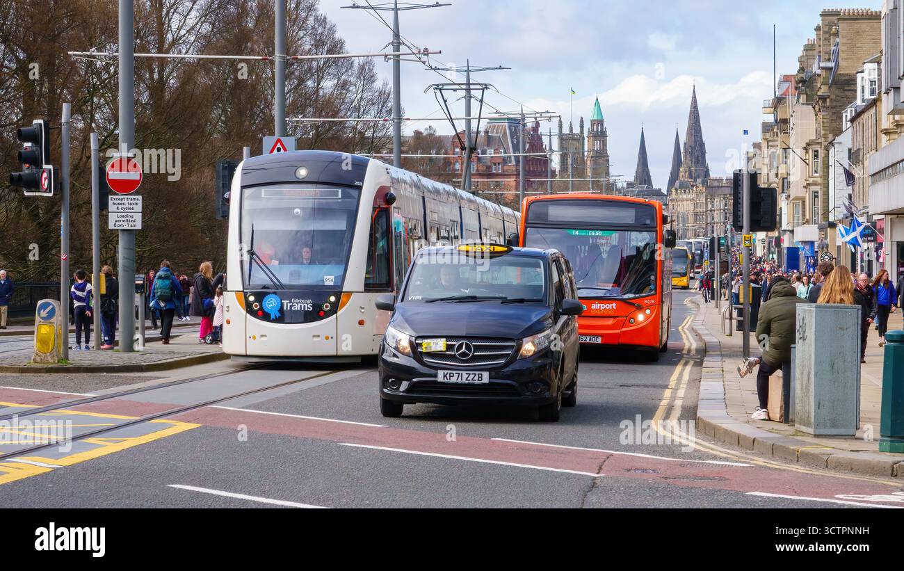 Un tram, un bus et un taxi sur Princes Street, Édimbourg – trois façons populaires de voyager entre l'aéroport d'Édimbourg et le centre-ville. Banque D'Images