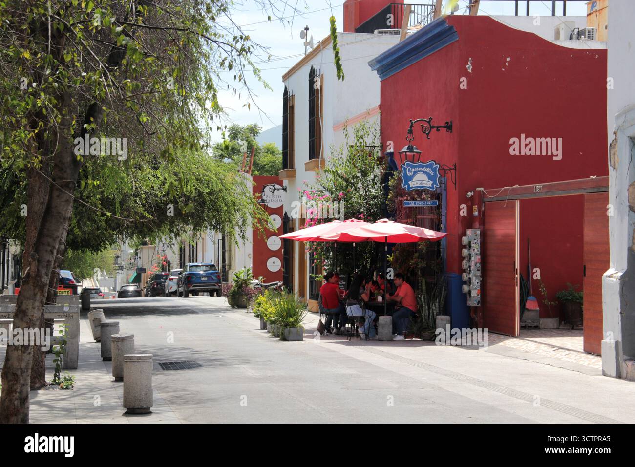Monterrey, Nuevo Leon, Mexique - 30 juillet 2025 : bâtiments de style colonial, cafés, restaurants et maisons dans la vieille ville du centre-ville de Monterrey Banque D'Images
