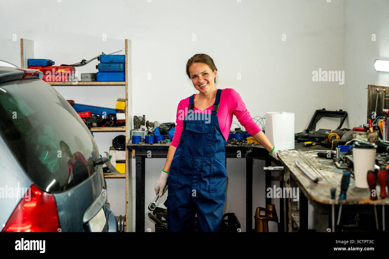 Portrait de mécanicien de voiture féminin dans un atelier de réparation automobile Banque D'Images