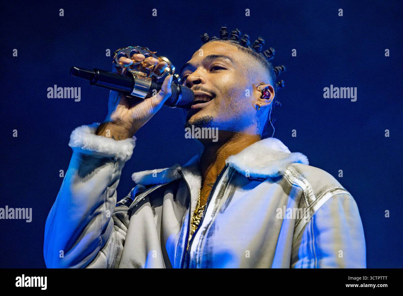 Concert de musique - ARTIE 5IVE la bella vita tour 2025 Artie5ive se produit en direct sur scène pendant ARTIE 5IVE la bella vita tour 2025, concert de musique à Padoue, Italie, 07 octobre 2025 Padova Great Geox Theatre Italie Copyright : xAlessioxMarinix/xLiveMediax LPM_2071862 Banque D'Images