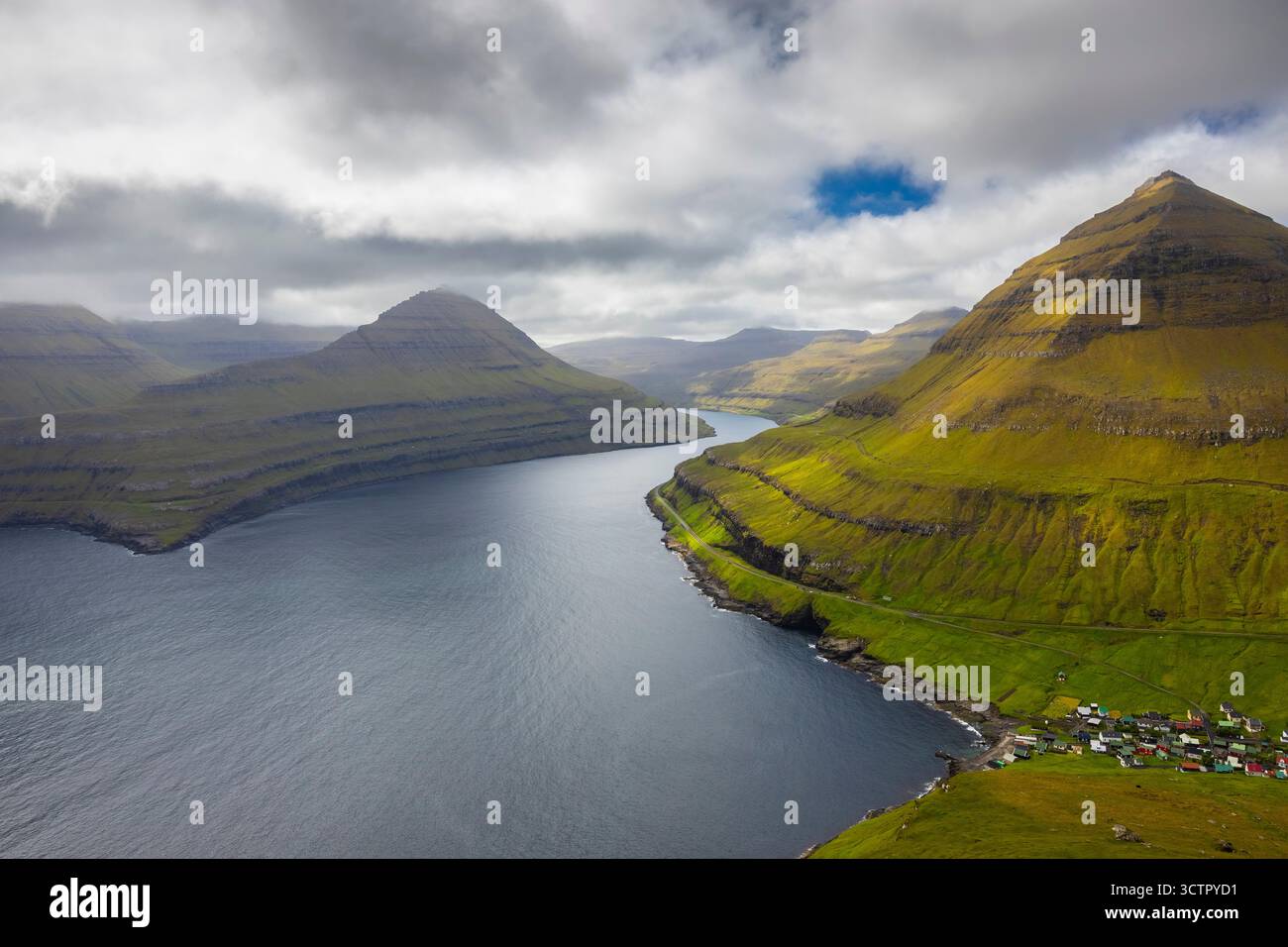 Vue aérienne de Funningsførdur vue depuis le sentier Gonguturur Hvithamar. Sunda municipalité, Eysturoy, Îles Féroé, Danemark, Europe. Banque D'Images