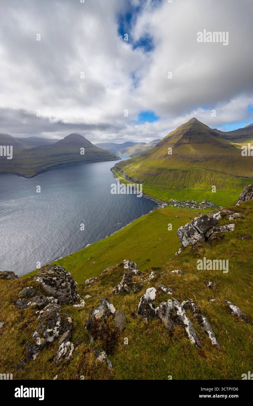 Vue aérienne de Funningsførdur vue depuis le sentier Gonguturur Hvithamar. Sunda municipalité, Eysturoy, Îles Féroé, Danemark, Europe. Banque D'Images