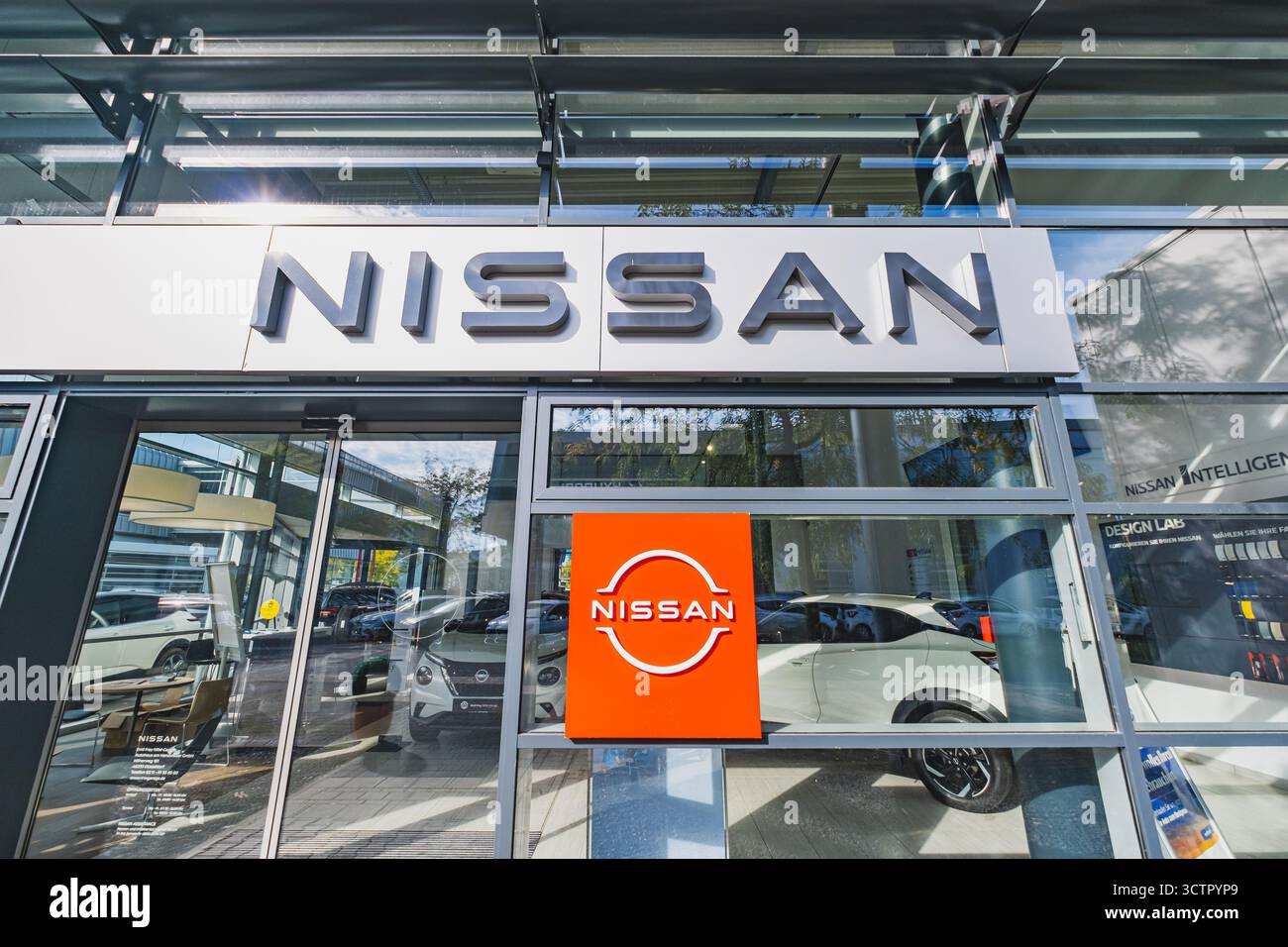 Logo et lettrage du constructeur automobile Nissan à l'extérieur d'un concessionnaire Banque D'Images