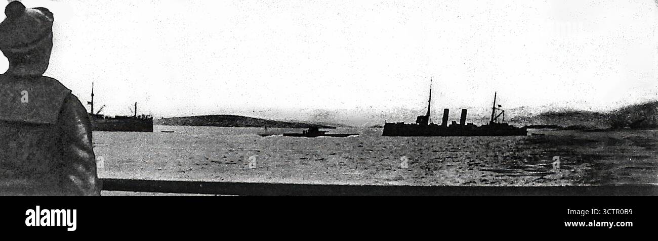 Image tirée du miroir, 30 janvier 1916, montrant un sous-marin allié opérant dans la mer de Marmara pendant la première Guerre mondiale. La scène capture la menace posée à la navigation ottomane après la campagne de Gallipoli, alors que les sous-marins alliés perturbaient les routes d'approvisionnement et coulaient de nombreux navires. Cette photo souligne la persistance de la guerre navale sur le théâtre des Dardanelles et l’importance stratégique des opérations sous-marines alliées contre l’Empire ottoman. Banque D'Images