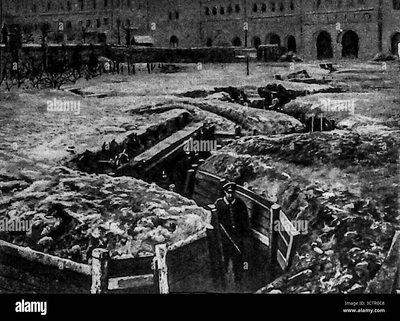 Extrait du livre le miroir, 30 janvier 1916. Des tranchées de démonstration creusées près de Berlin comme attraction publique pendant la première Guerre mondiale. Les civils pouvaient payer l'entrée pour voir des conditions simulées de première ligne, reflétant à la fois la propagande et la curiosité à propos de la guerre des tranchées. Ce spectacle insolite illustre comment les populations urbaines ont été engagées dans l’expérience de la guerre même loin du champ de bataille. Banque D'Images