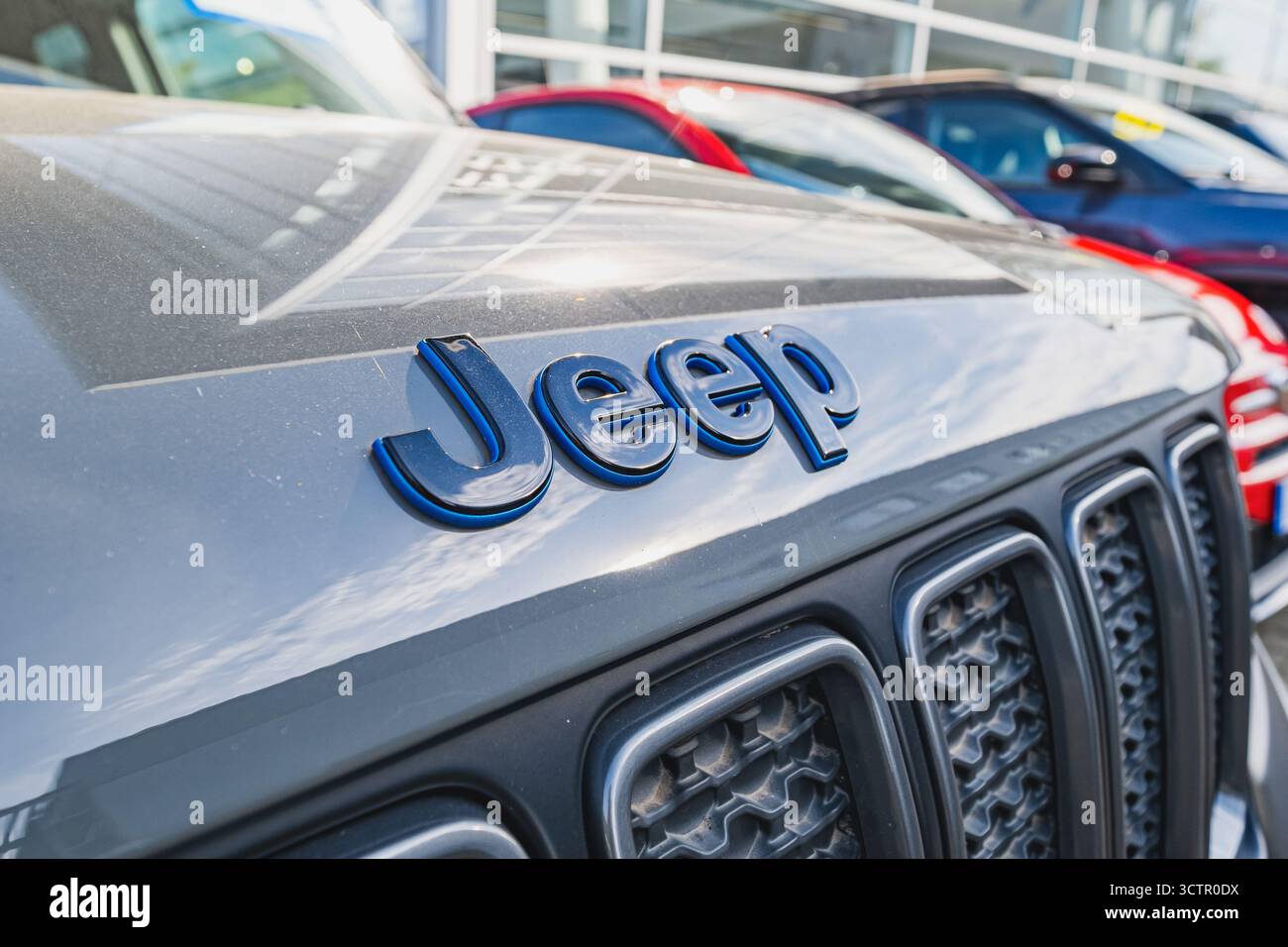 Logo Jeep à l'avant d'une voiture à l'extérieur de la concession Banque D'Images